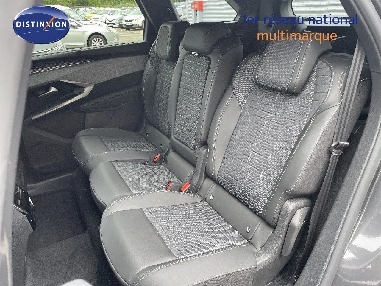 Vue latérale des sièges arrière en cuir noir et tissu gris du Peugeot 5008 Hybrid 2025, côté droit ouvert.
