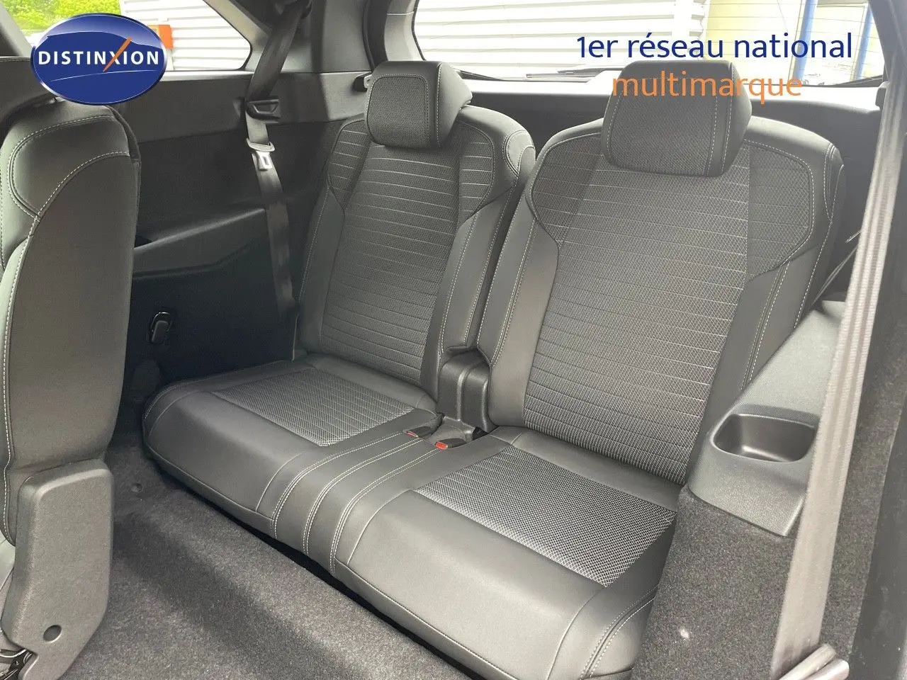 Banquette arrière en cuir noir et tissu gris du Peugeot 5008 Hybrid 136ch GT vue côté droit, finition soignée.