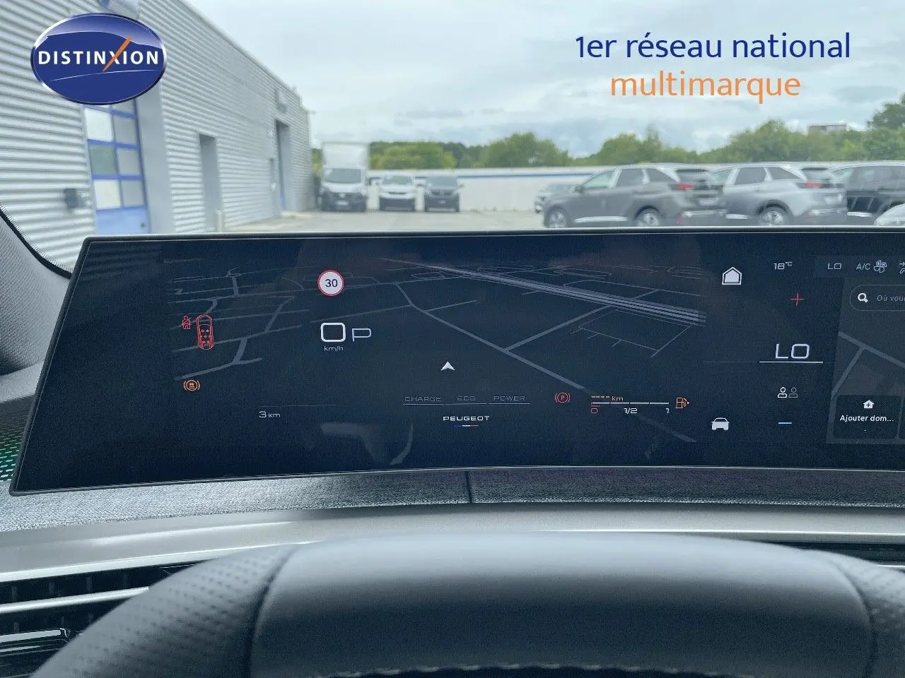 Vue intérieure du tableau de bord numérique du Peugeot 5008 Hybrid gris titane, affichant la navigation et les informations de conduite.
