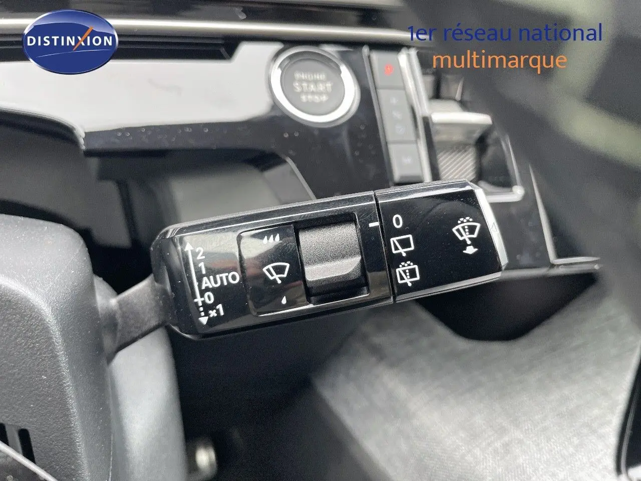 Gros plan sur la commande des essuie-glaces dans l'habitacle du Peugeot 5008 HYBRID 136CH E-DCS6 GT 2025.