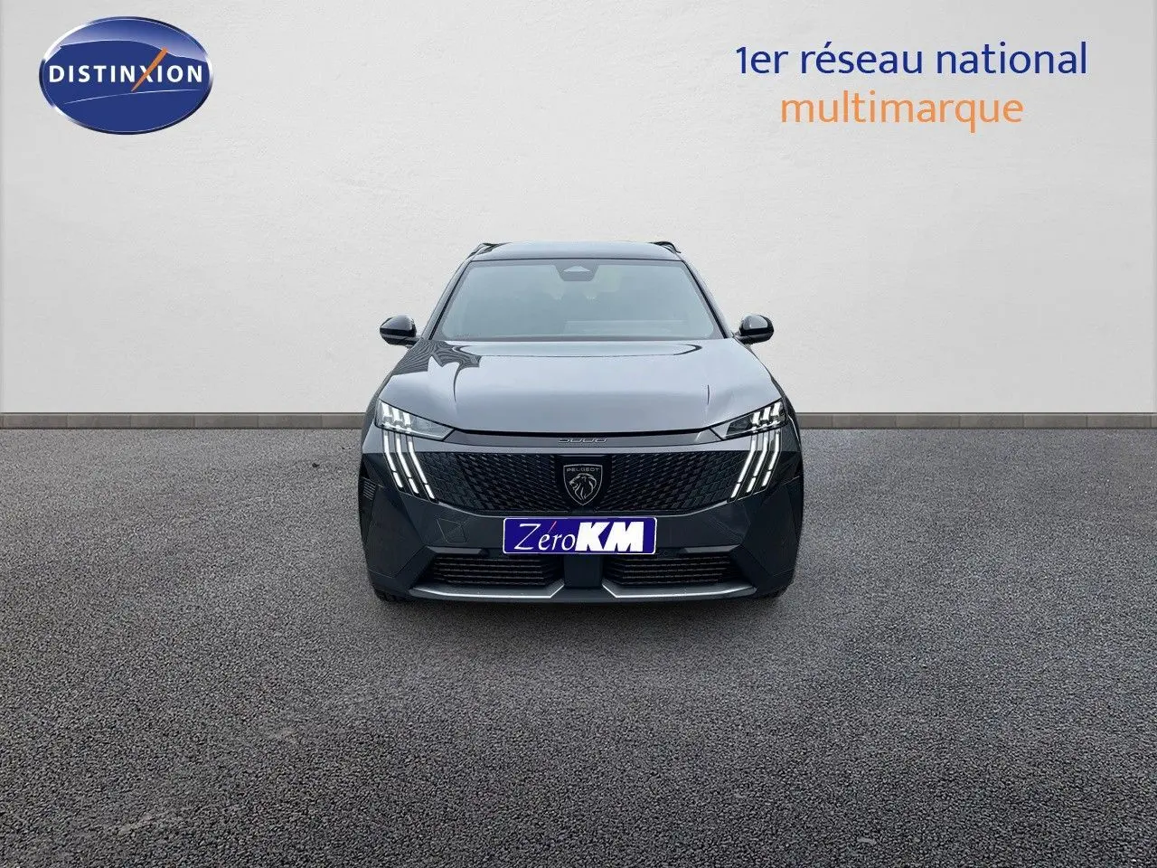 Vue de face du Peugeot 5008 gris titane métal avec toit noir, mettant en valeur sa calandre et ses phares LED distinctifs.