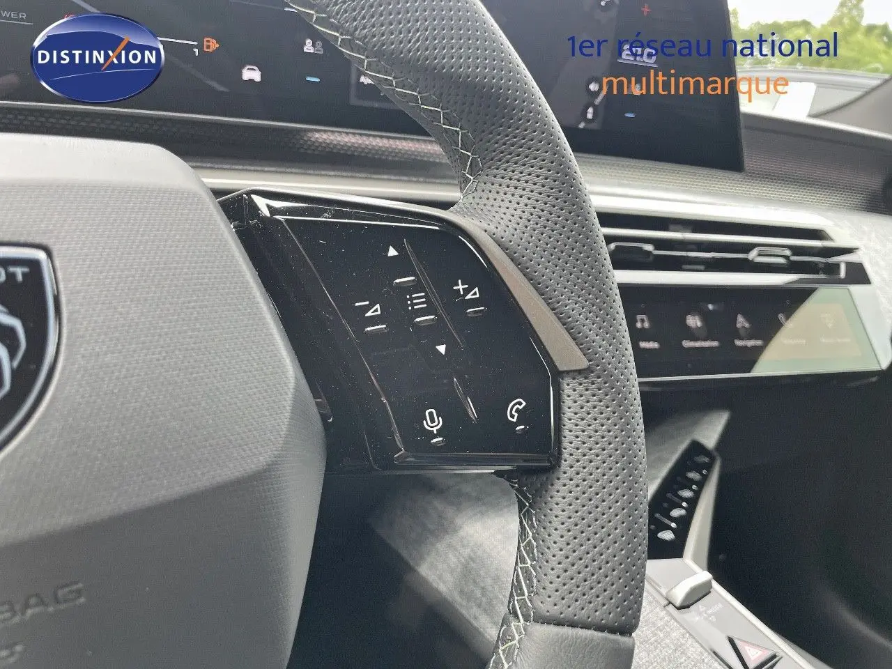 Gros plan sur le volant en cuir perforé gris avec commandes tactiles du Peugeot 5008 Hybrid 136ch GT 2025.