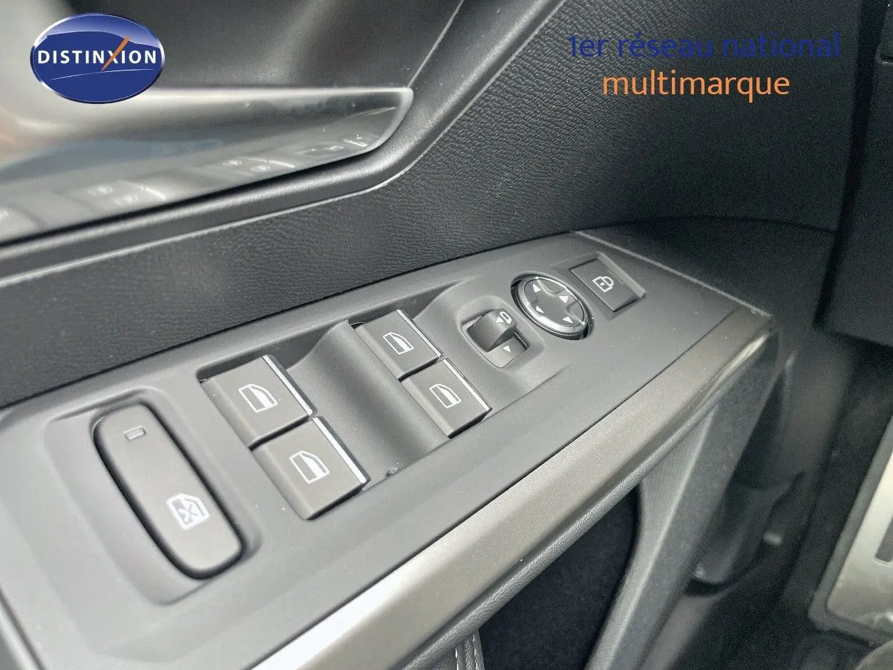 Gros plan sur les commandes des vitres et rétroviseurs côté conducteur du Peugeot 5008 Hybrid 136ch GT 2025.