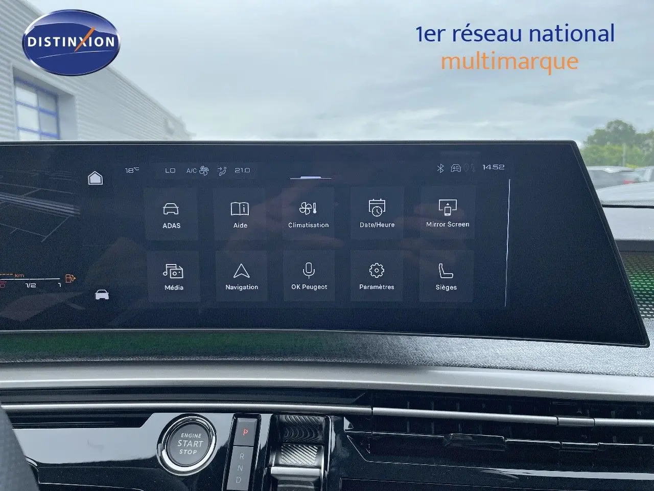 Écran tactile central du tableau de bord du Peugeot 5008 gris titane avec toit noir, affichant les menus de contrôle.