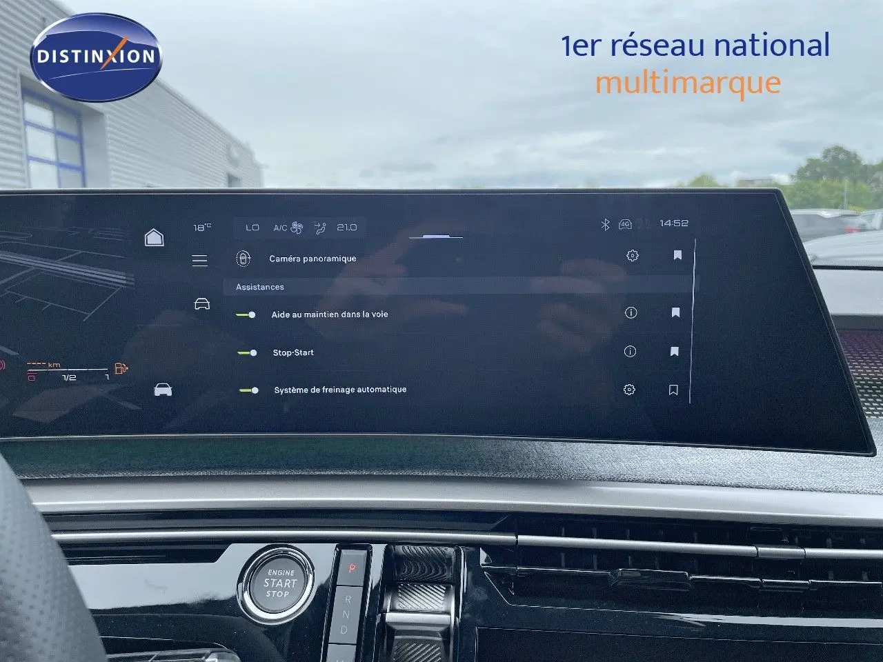Tableau de bord numérique de la Peugeot 5008 Hybrid 2025 avec écran tactile affichant les aides à la conduite.