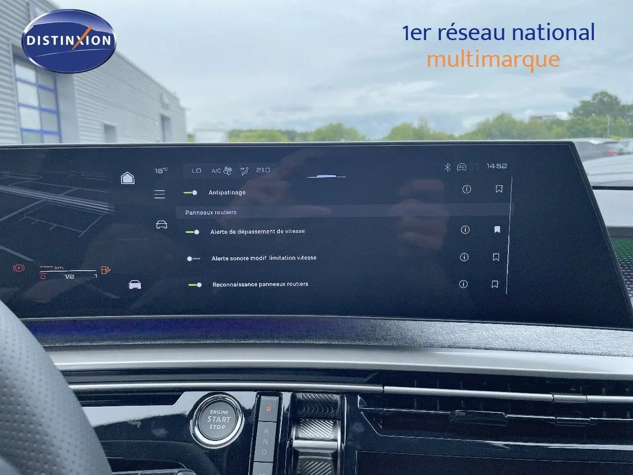 Tableau de bord du Peugeot 5008 gris titane avec écran tactile affichant les aides à la conduite en intérieur.
