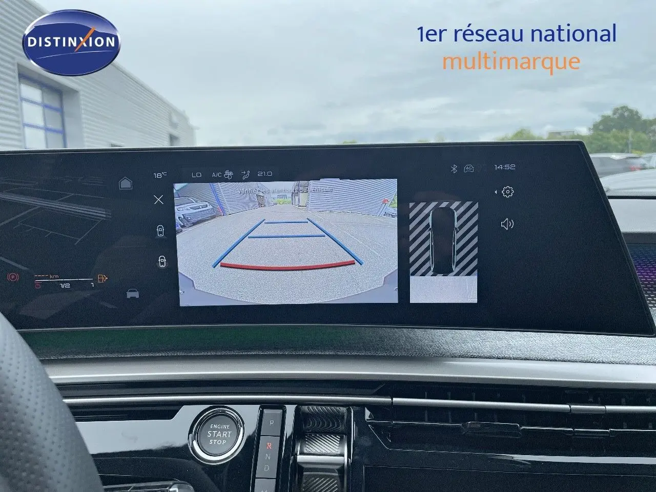 Écran central du Peugeot 5008 Hybrid gris titane, vue sur la caméra de recul et commandes de la console centrale.