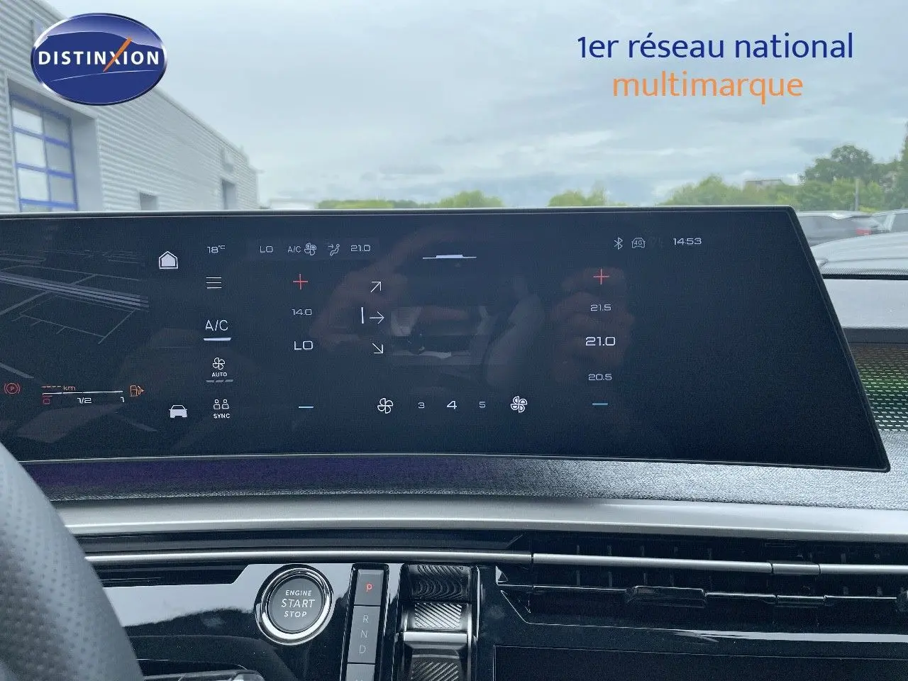 Tableau de bord numérique du Peugeot 5008 Hybrid 2025 affichant la climatisation, vu de face depuis le siège conducteur.