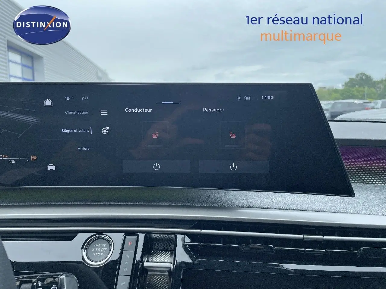 Tableau de bord du Peugeot 5008 Hybrid 2025 avec écran tactile large et bouton start/stop, ambiance intérieure moderne.