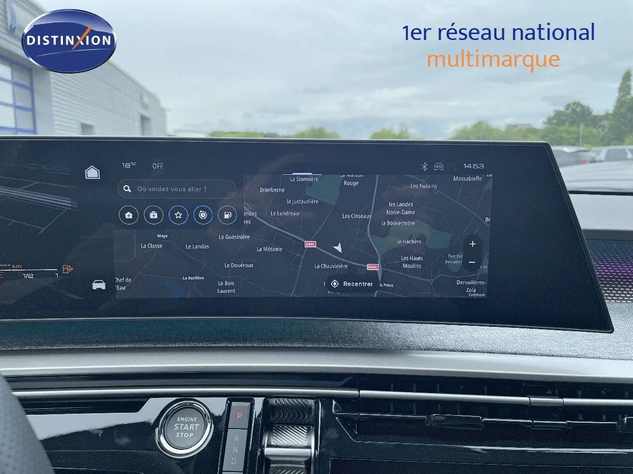 Tableau de bord du Peugeot 5008 Hybrid 136ch GT 2025 avec écran tactile de navigation et bouton start/stop.
