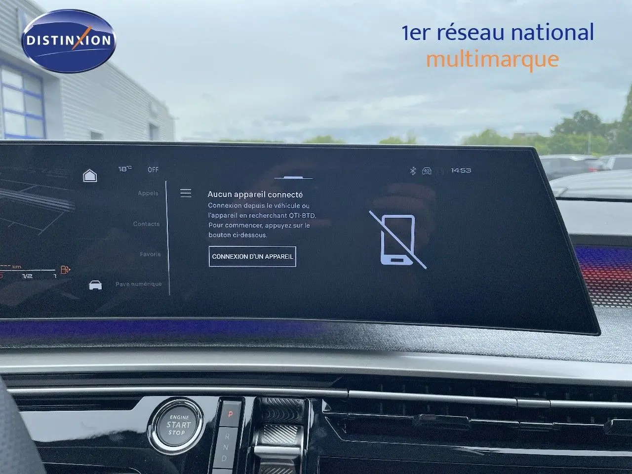 Écran tactile central et console d'une Peugeot 5008 Hybrid gris titane avec toit noir, vue intérieure avant.