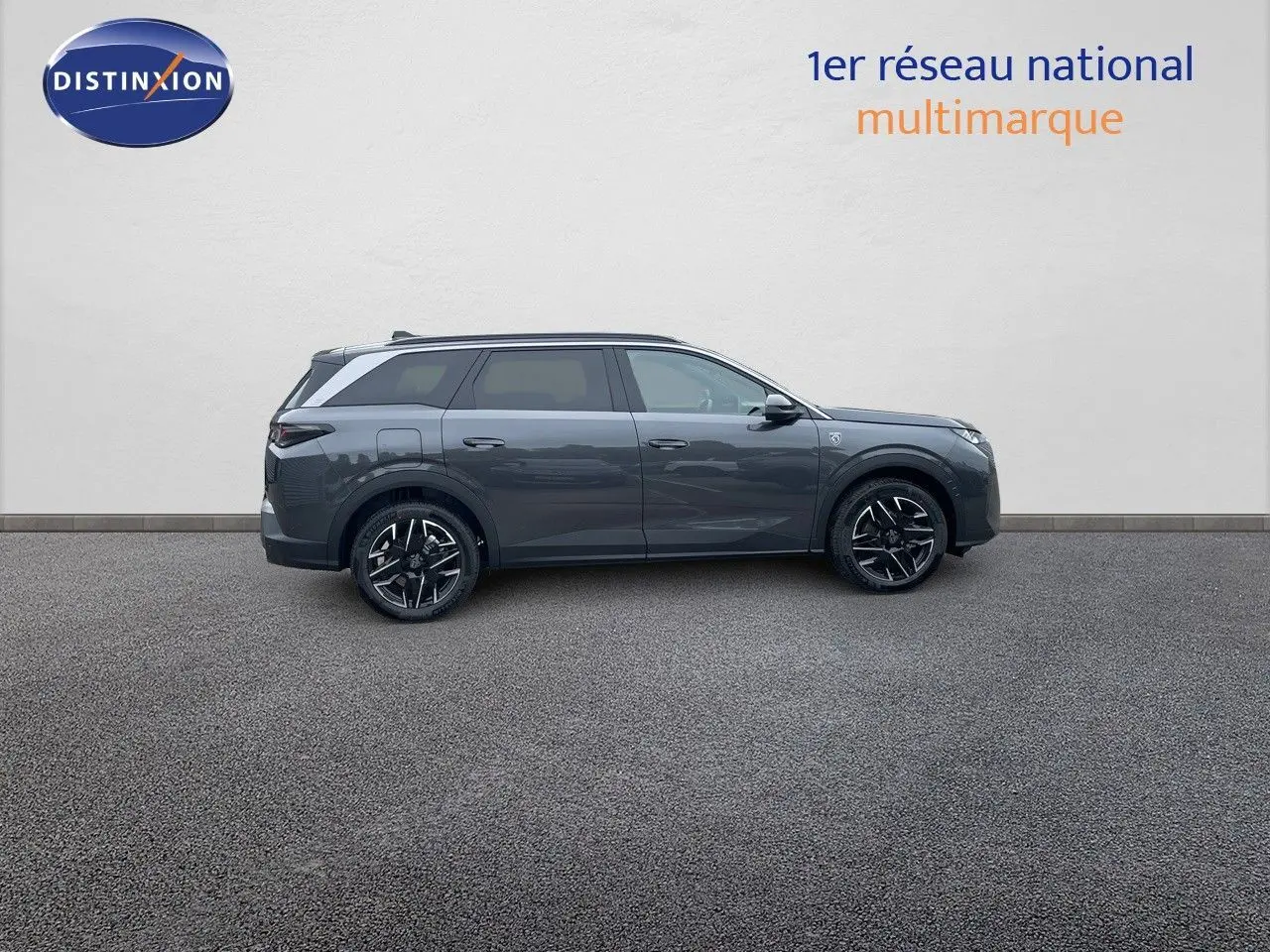 Profil côté gauche du Peugeot 5008 Hybrid gris titane avec toit noir et jantes noires en alliage.