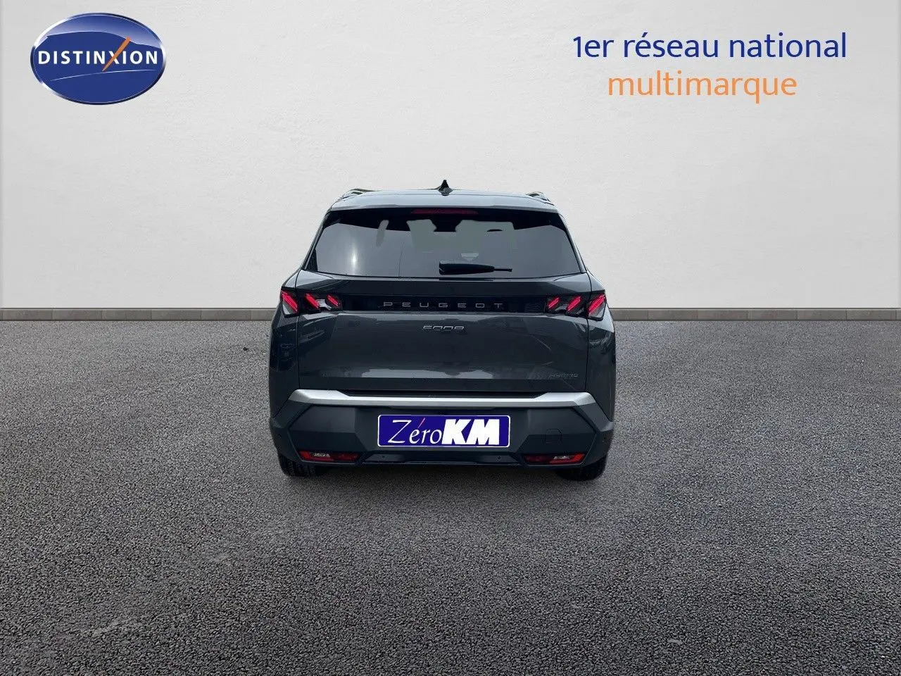Vue arrière d'un Peugeot 5008 gris titane métal avec toit noir, mettant en valeur ses feux arrière distinctifs et son design moderne.