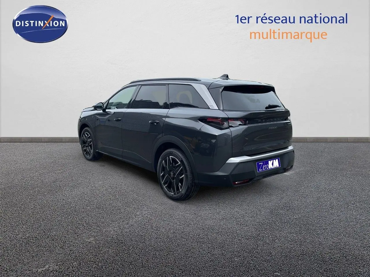 Vue 3/4 arrière droite du Peugeot 5008 Hybrid gris titane avec toit noir et jantes noires biton.