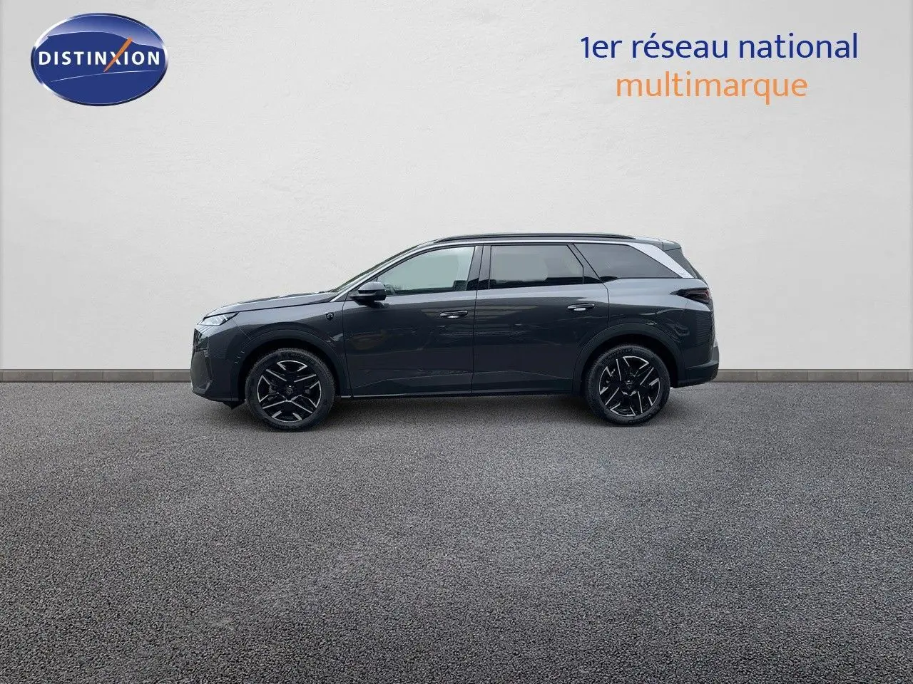 Peugeot 5008 hybride gris titane métal avec toit noir, vue profil côté gauche sur fond neutre.