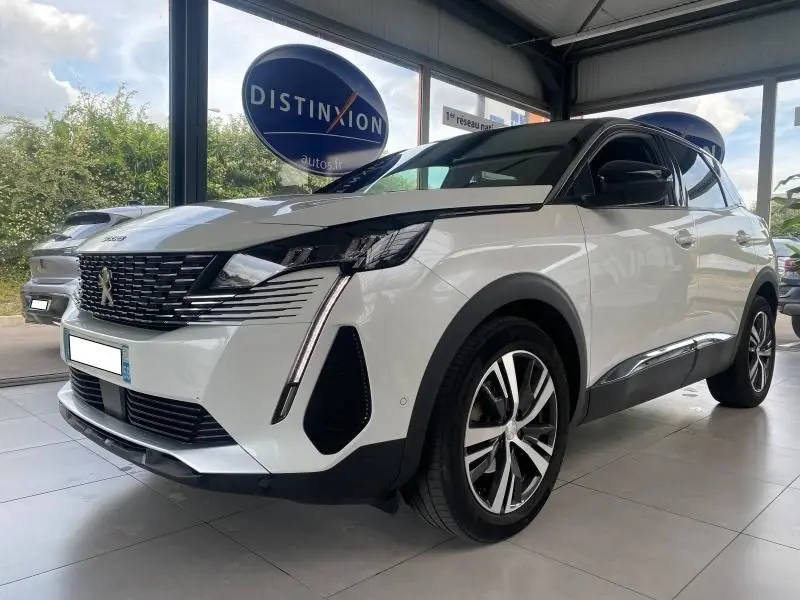 Peugeot 3008 blanc nacré en 3/4 avant droit, avec calandre noire et feux LED verticaux distinctifs.