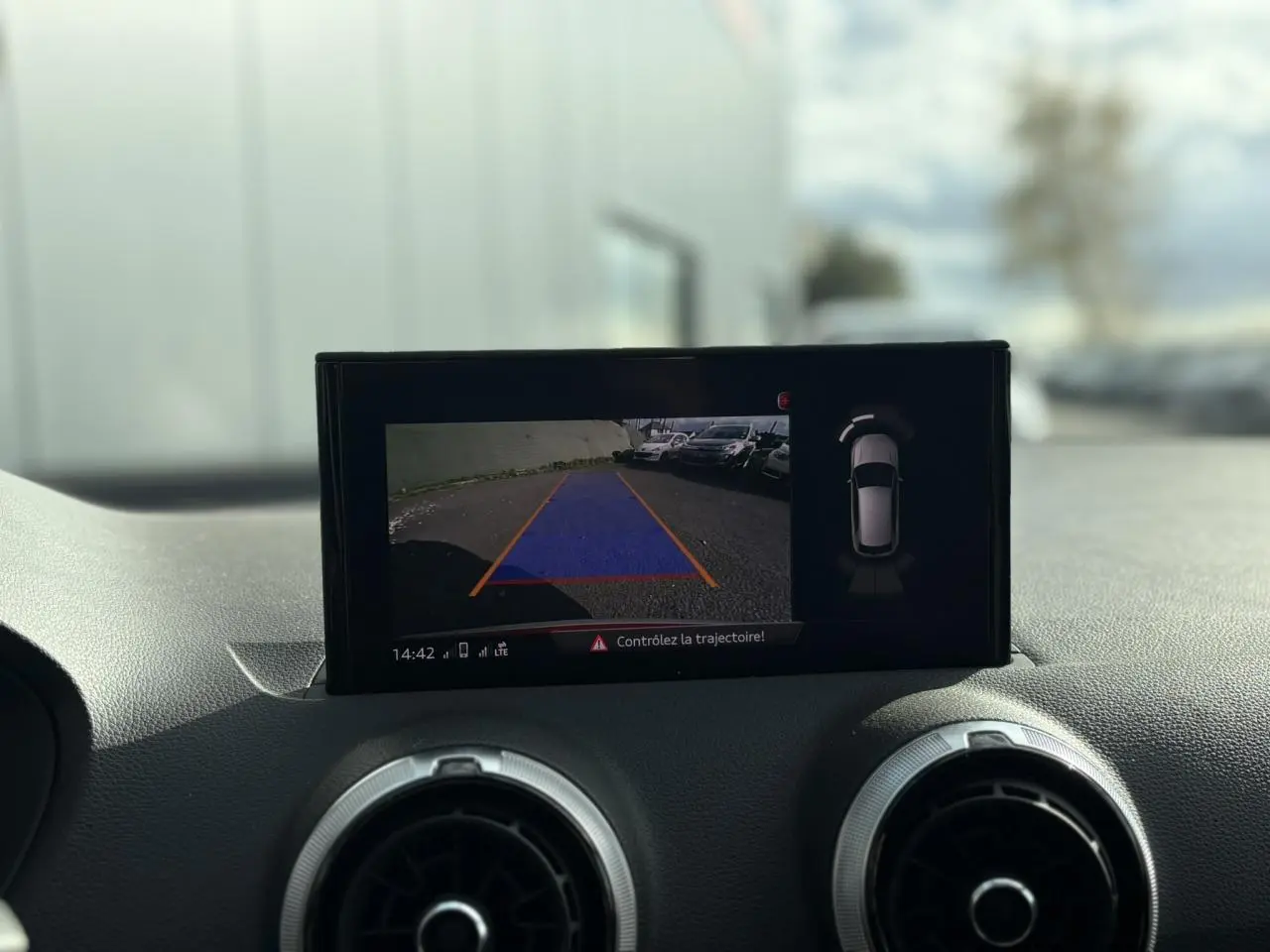 Écran central de l'Audi Q2 30 TFSI S-Line montrant la caméra de recul avec guidage de trajectoire.