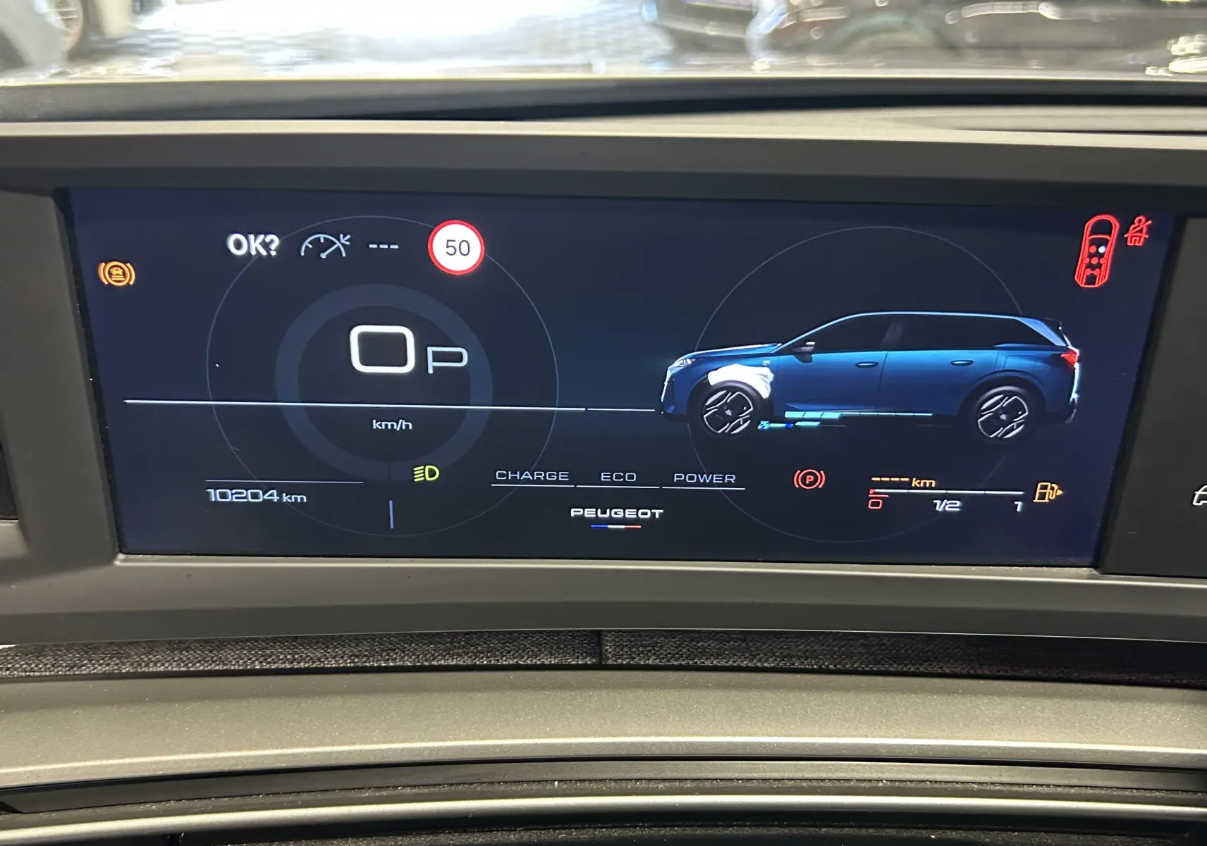 Affichage numérique du tableau de bord montrant une silhouette bleue latérale droite du Peugeot 5008 hybride 2025.