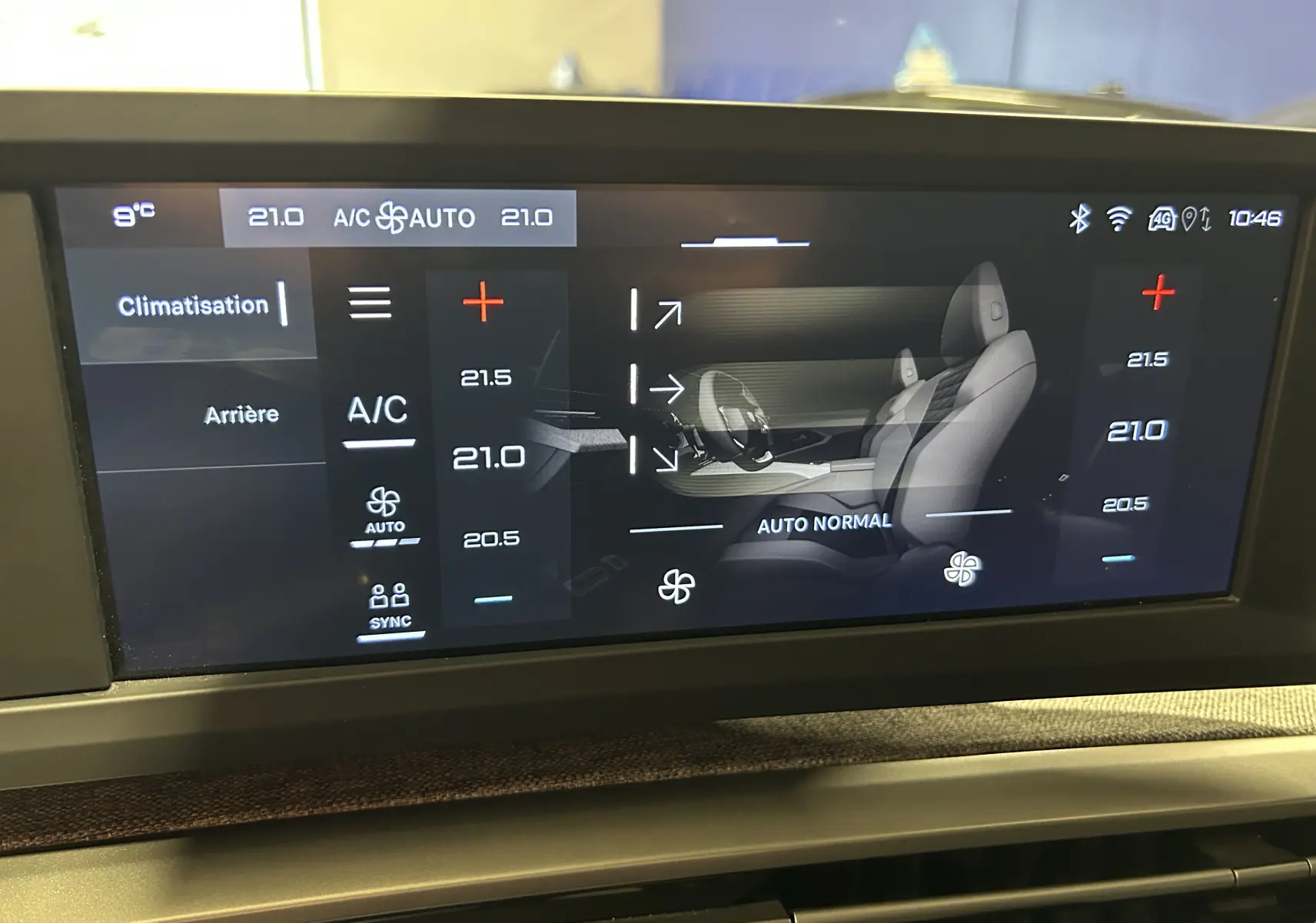 Écran tactile central affichant la climatisation automatique du Peugeot 5008 III Hybrid 145 en intérieur.