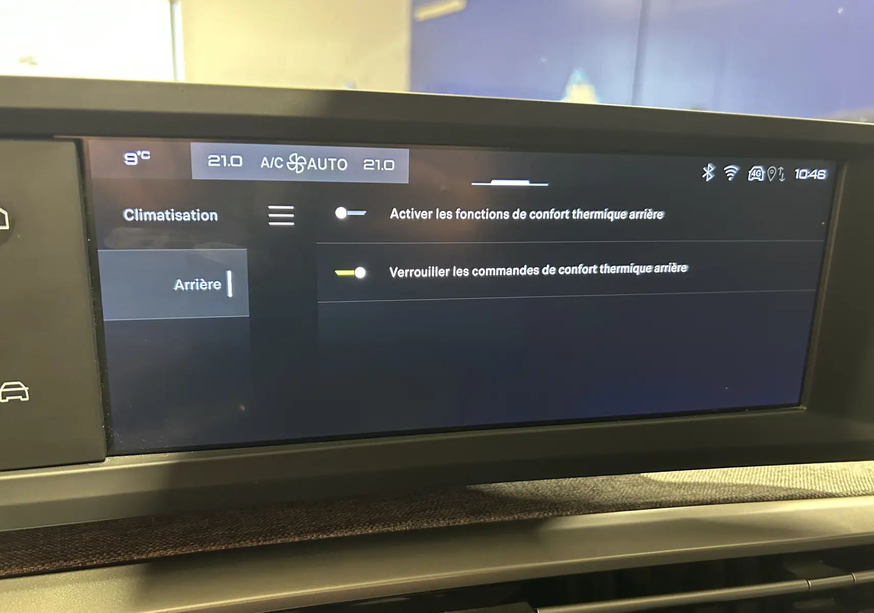 Écran tactile du tableau de bord du Peugeot 5008 gris Artense, affichant les réglages de climatisation arrière.