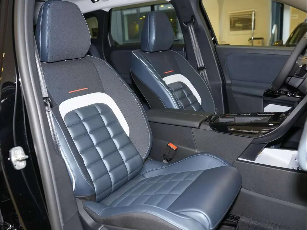 Vue intérieure des sièges avant en cuir bleu et tissu gris du Citroën C5 Aircross New Hybrid 145 Max T.O noir perla nera.