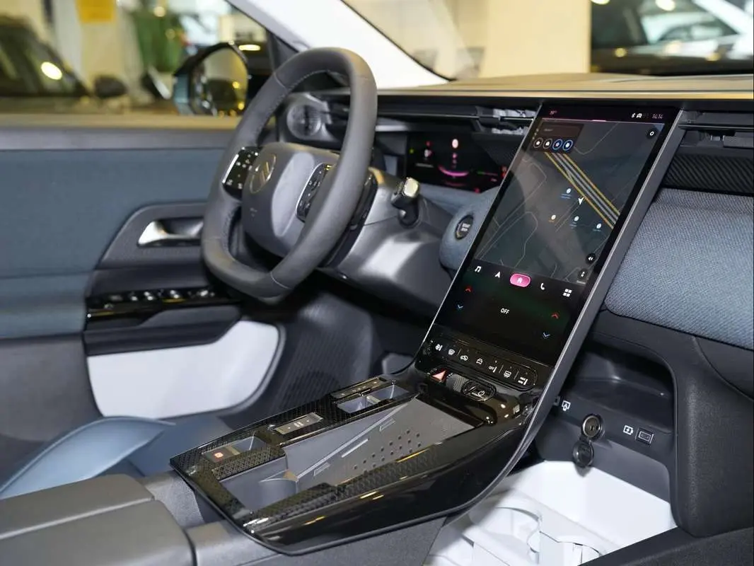 Vue intérieure côté conducteur du Citroën C5 Aircross 2026, avec grand écran tactile vertical et volant multifonctions cuir.