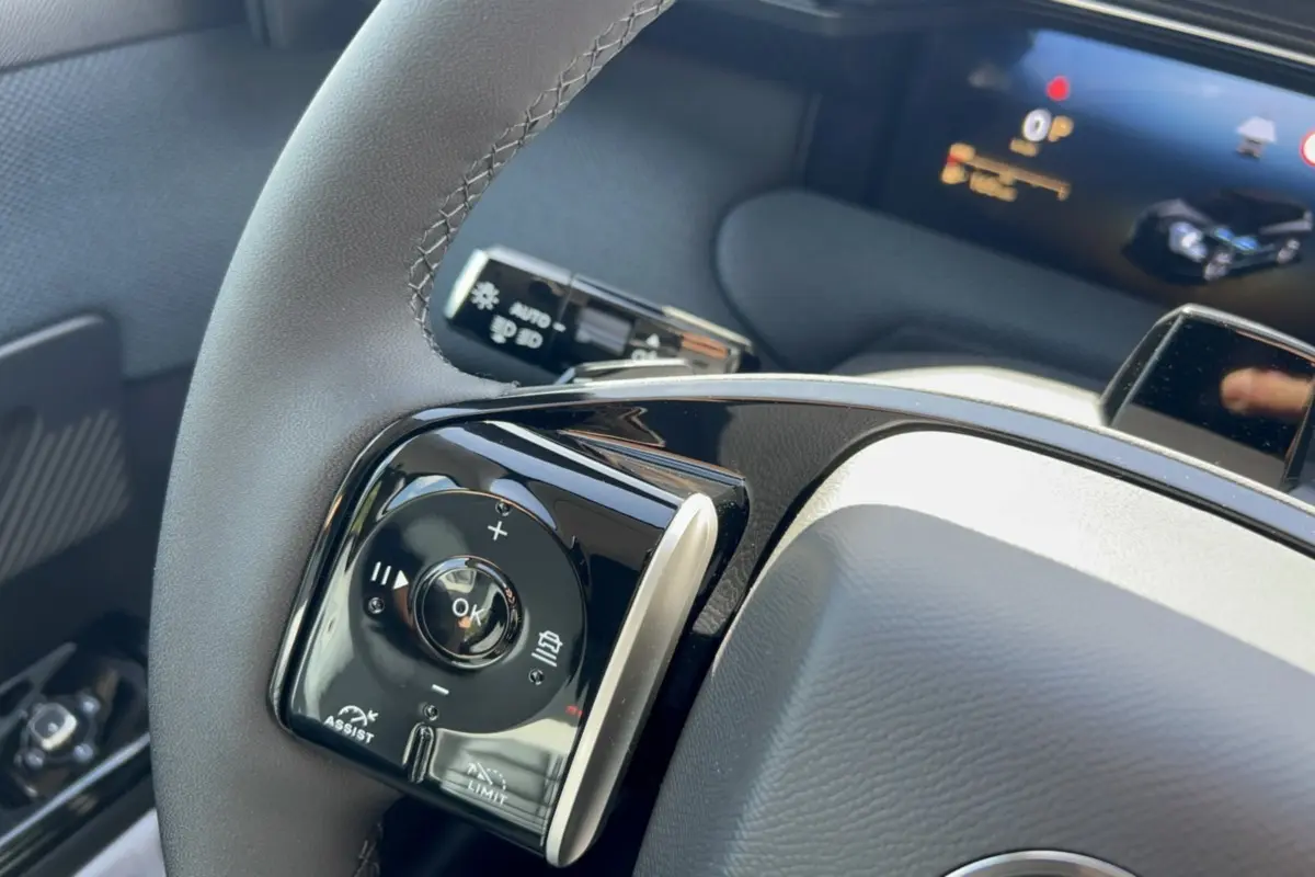Gros plan sur le volant cuir noir multifonctions du Citroën C5 Aircross New Hybrid 145 Max T.O 2026, avec commandes intégrées.