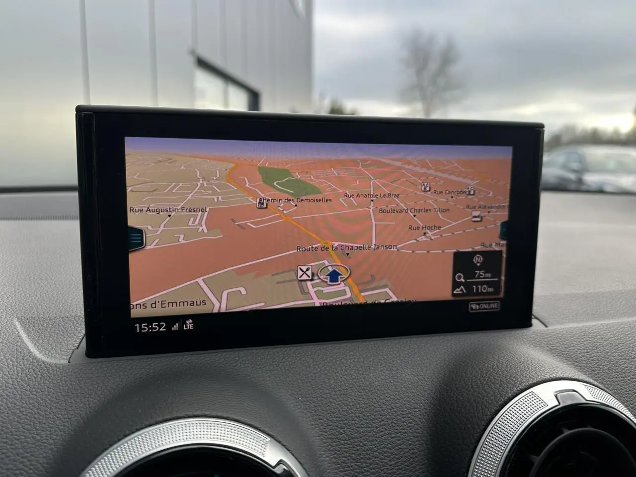 Écran central du système de navigation de l’Audi Q2 30 TFSI S-Line 2024, affichant une carte détaillée.
