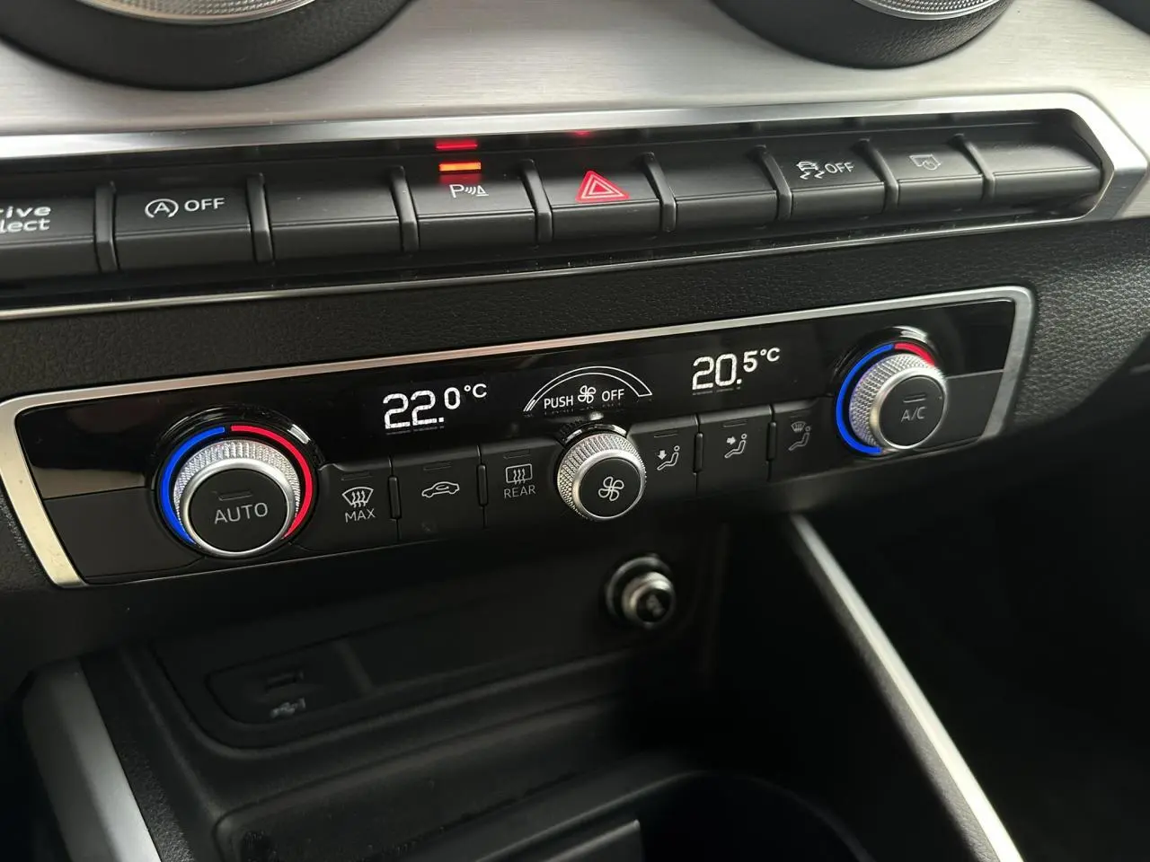 Gros plan sur la commande de climatisation automatique bi-zone de l'Audi Q2 30 TFSI S-Line 2024.