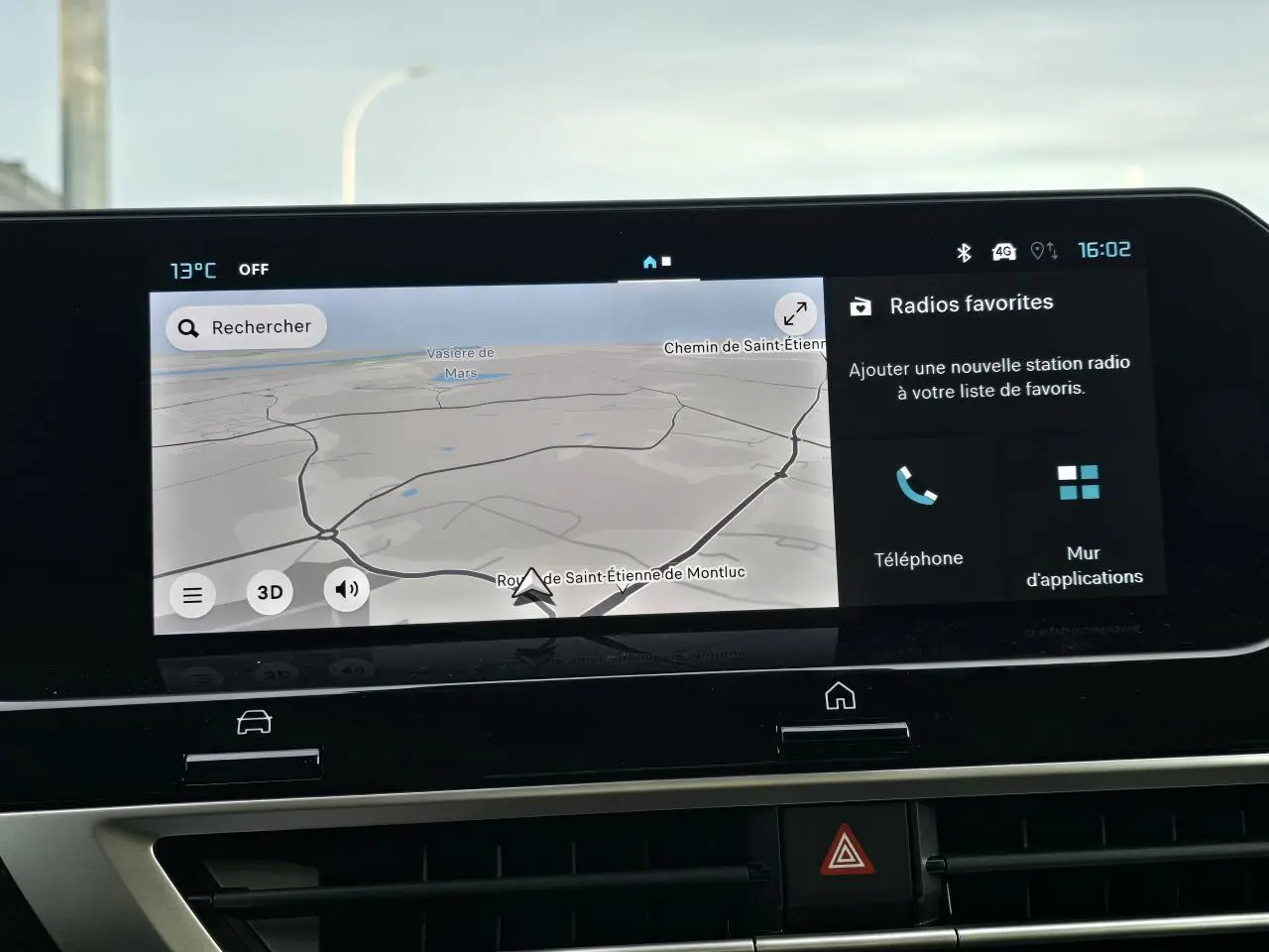 Écran tactile central de navigation 3D et commandes multimédia dans l'habitacle de la Citroën C4 hybride 2025.