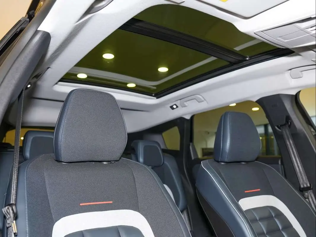 Vue intérieure avant du Citroën C5 Aircross 2026, sièges Advanced Comfort noirs avec toit ouvrant panoramique.