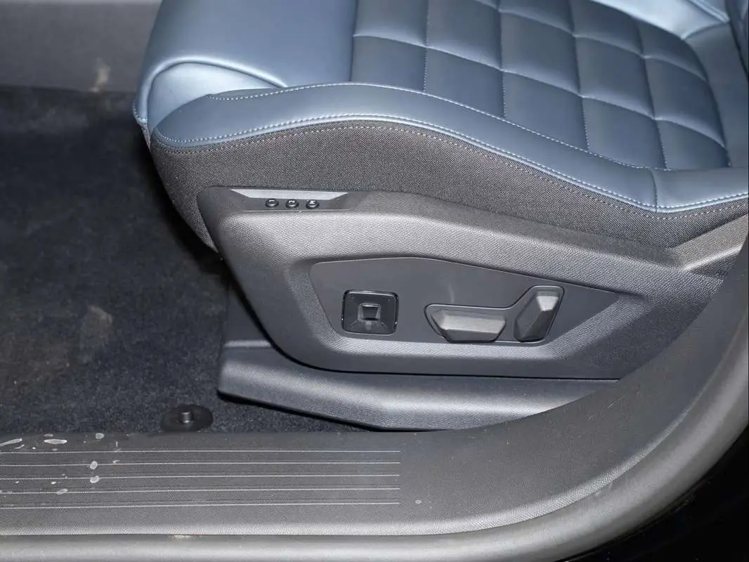 Gros plan sur les commandes électriques du siège conducteur en cuir bleu du Citroën C5 Aircross New Hybrid 2026.