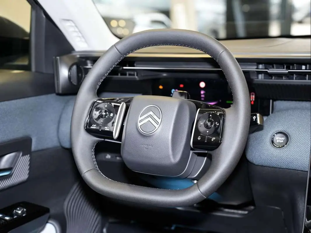 Vue rapprochée du volant cuir multifonctions du Citroën C5 Aircross New Hybrid 2026 avec tableau de bord numérique.