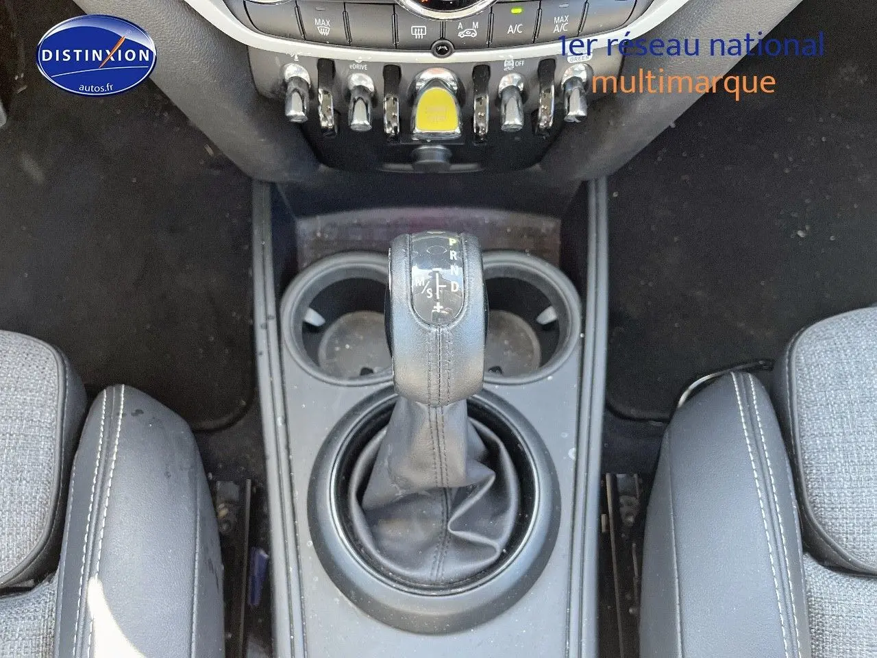 Vue rapprochée de la console centrale du MINI Countryman Cooper SE 2019, avec levier de boîte automatique en cuir noir.