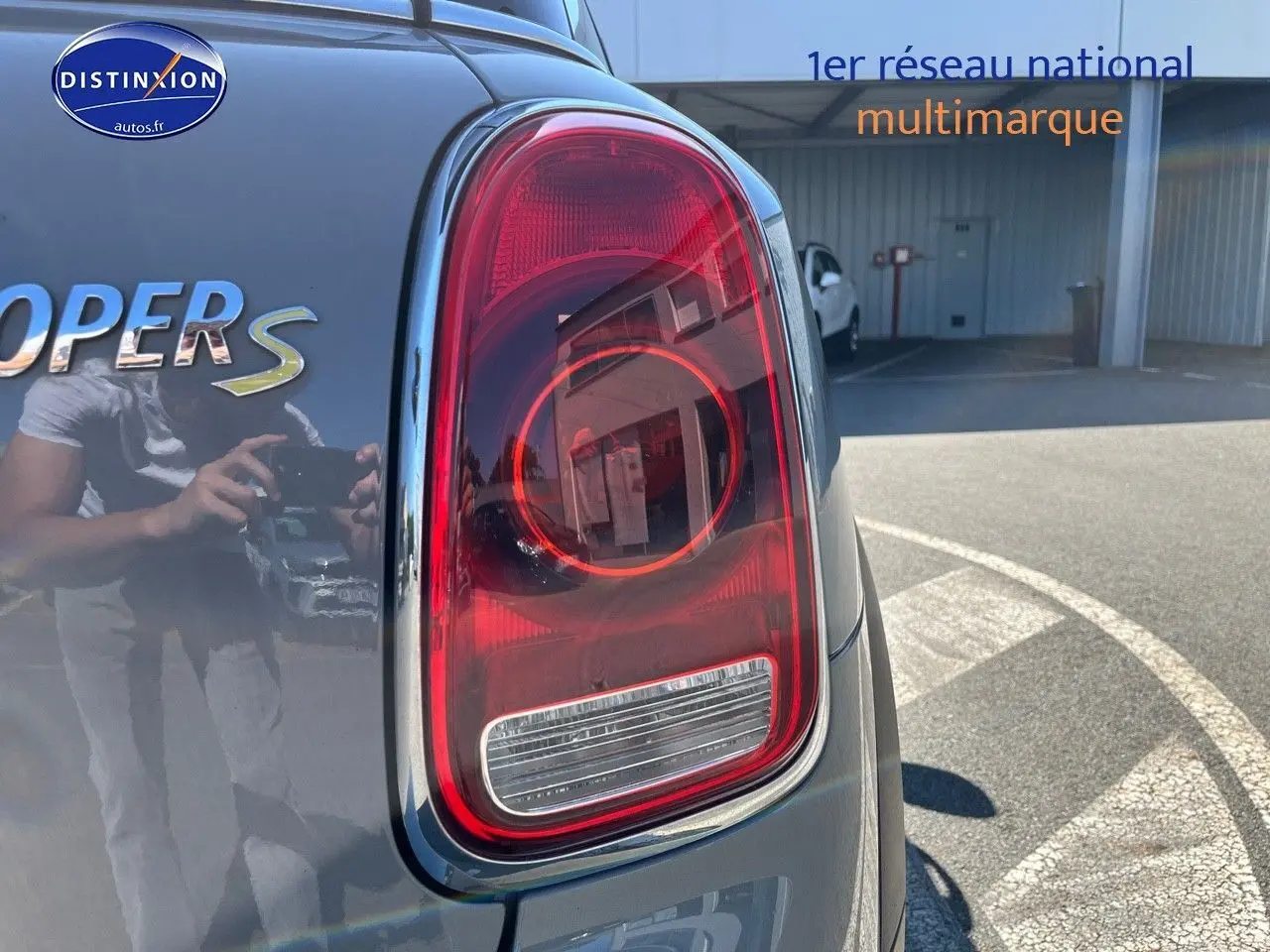Gros plan sur le feu arrière droit d'une MINI Countryman Moonwalk Grey avec logo Cooper S chromé.