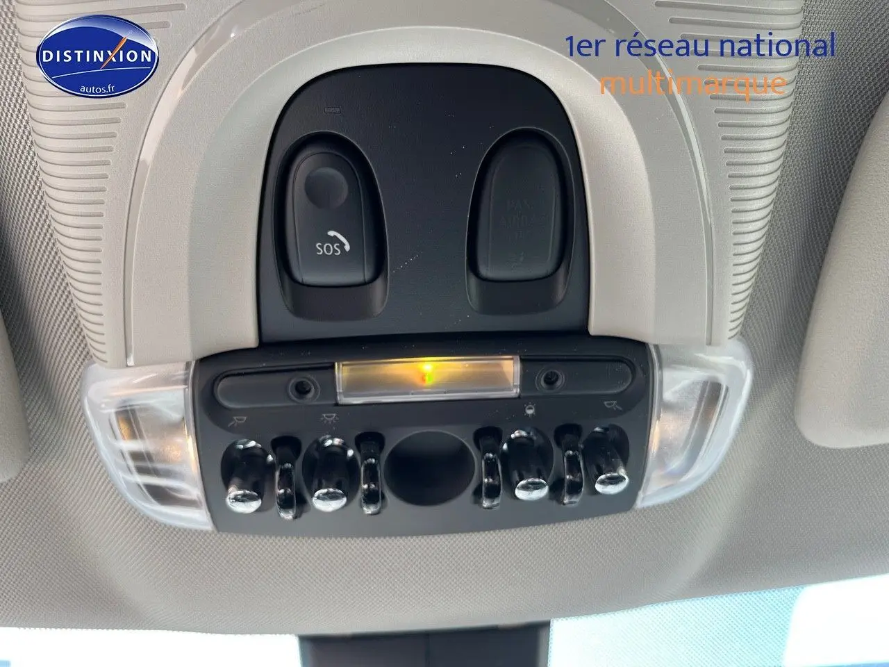 Vue en gros plan du plafonnier avec commandes et bouton SOS du MINI Countryman Cooper SE gris Moonwalk.