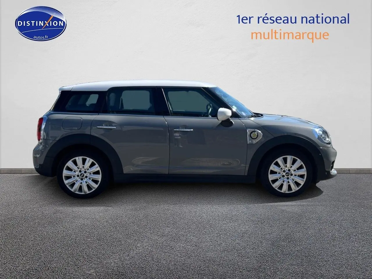 Vue latérale droite d'une MINI Countryman hybride rechargeable Moonwalk Grey avec toit et rétroviseurs blancs.