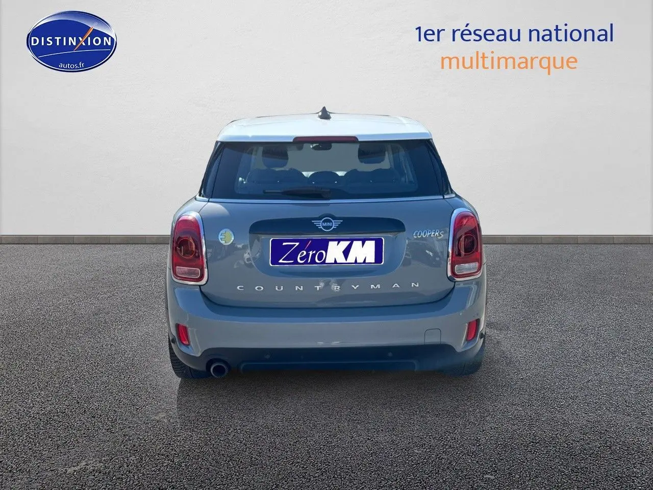 Vue arrière d'une MINI Countryman Cooper SE Moonwalk Grey avec toit blanc et feux arrière LED.