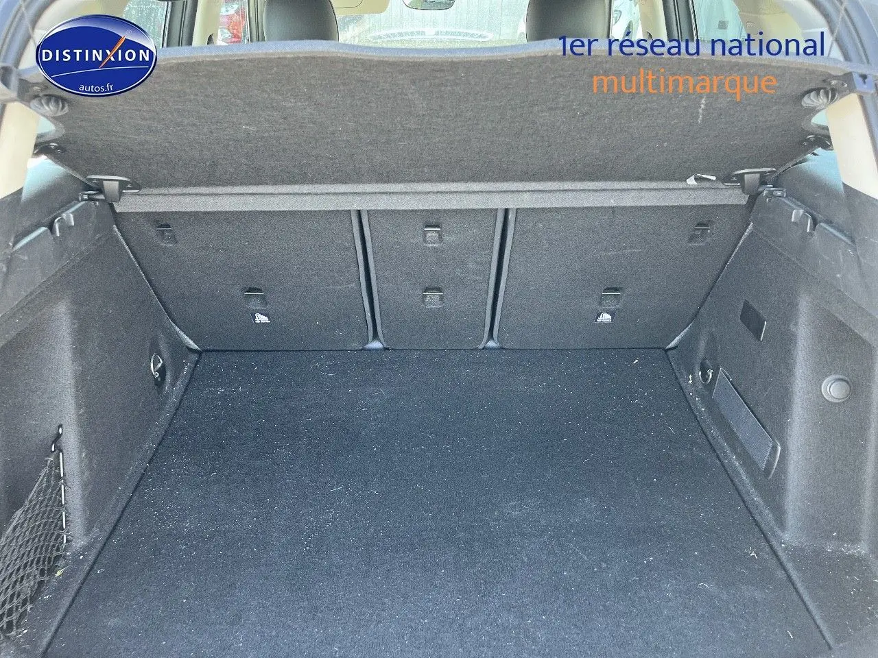 Coffre ouvert vu de l'intérieur d'un MINI Countryman Moonwalk Grey avec cache-bagages relevé.