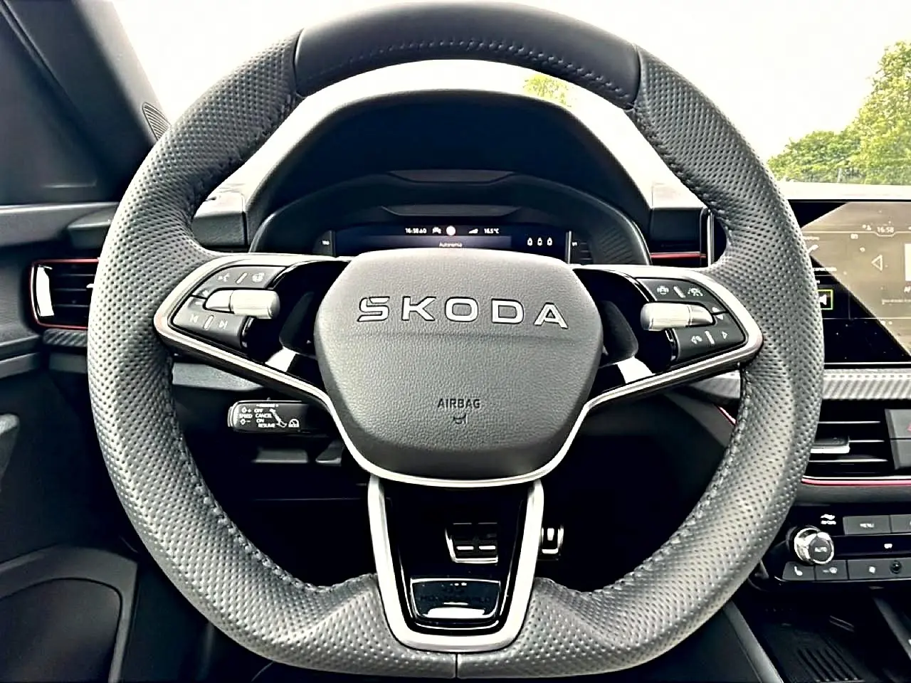 Vue frontale du volant cuir perforé noir du Skoda Kamiq 2026 avec commandes multifonctions et tableau de bord numérique.