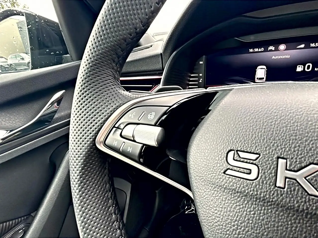 Gros plan sur le volant cuir noir perforé du Skoda Kamiq 2026 avec commandes multifonctions et tableau de bord numérique.
