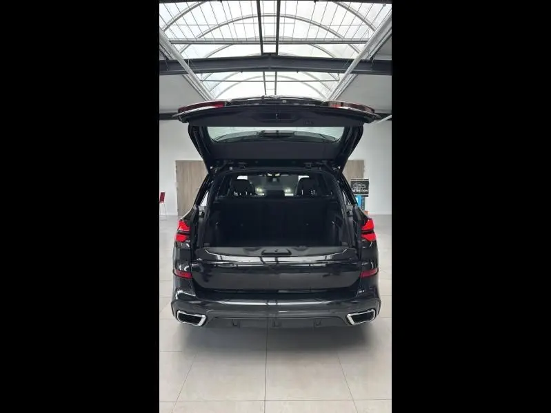 BMW X5 xDrive50e noir vue arrière avec coffre ouvert montrant l'espace de chargement et les feux LED distinctifs
