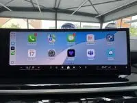 Écran tactile large du système multimédia BMW X5 xDrive50e 2023 affichant des applications connectées.