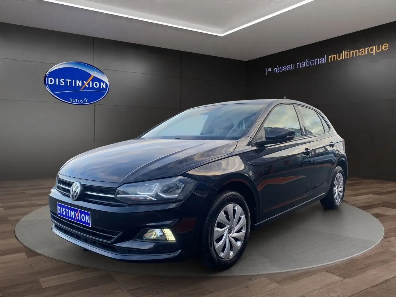 Volkswagen Polo noir intense vue 3/4 avant droit, avec feux LED et jantes alliage en showroom.