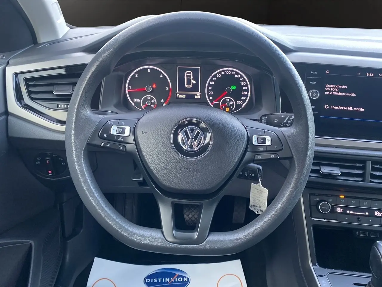 Vue frontale du volant noir de la Volkswagen Polo 2019 avec tableau de bord digital et écran multimédia allumé.