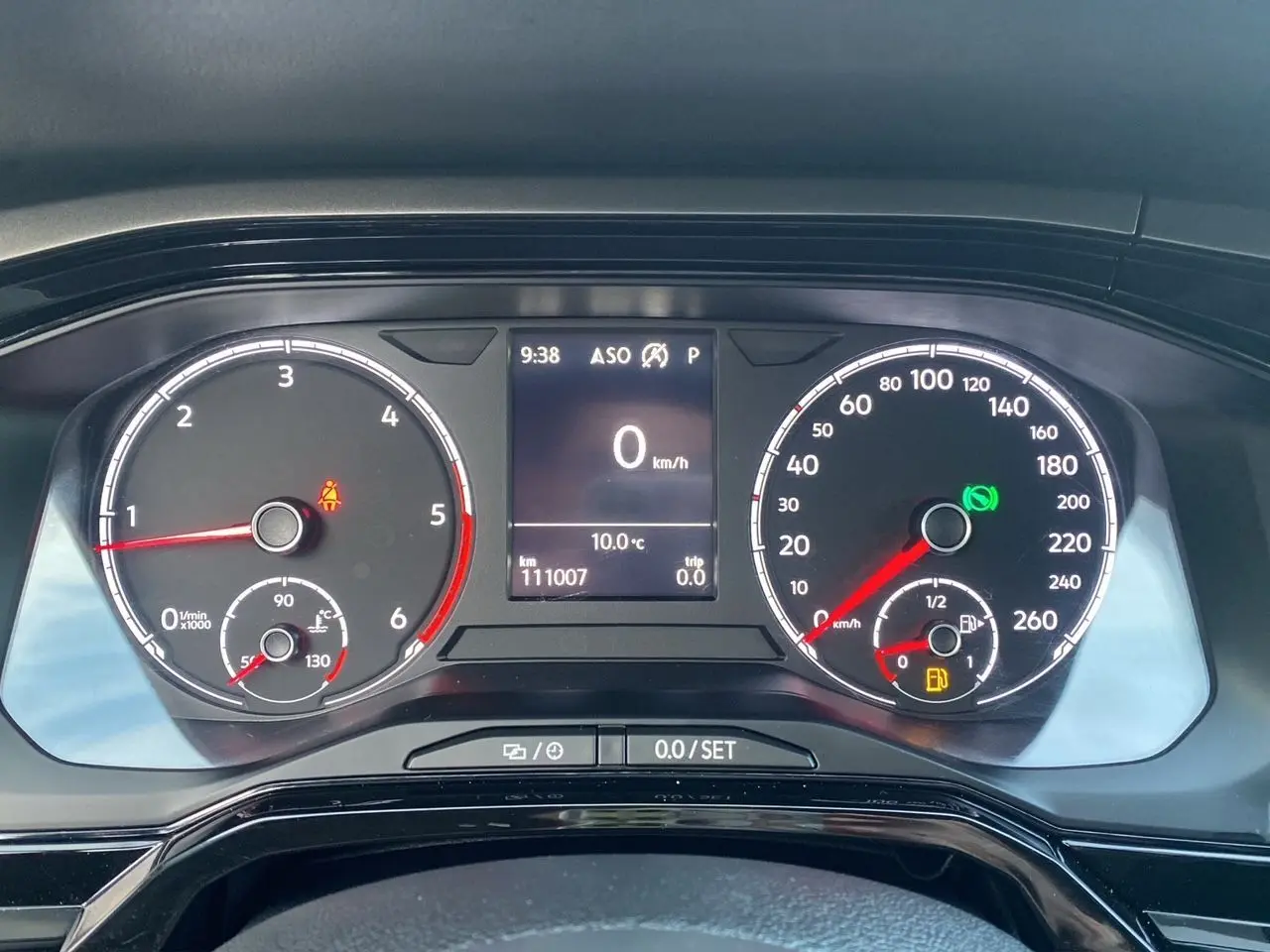 Tableau de bord numérique de Volkswagen Polo noir intense 2019 affichant vitesse zéro et jauge carburant presque vide.