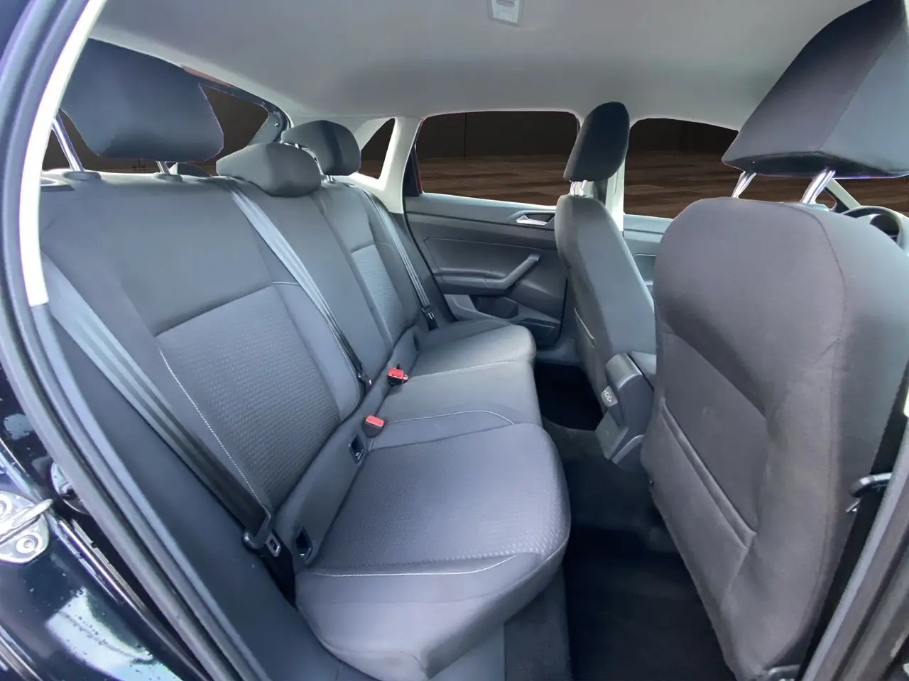 Vue intérieure côté droit des sièges arrière en tissu noir de la Volkswagen Polo 2019 finition Confortline Business.