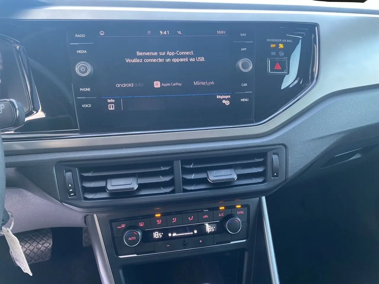 Tableau de bord intérieur de Volkswagen Polo 1.6 TDI 2019 avec écran tactile et commandes climatisation en vue frontale.