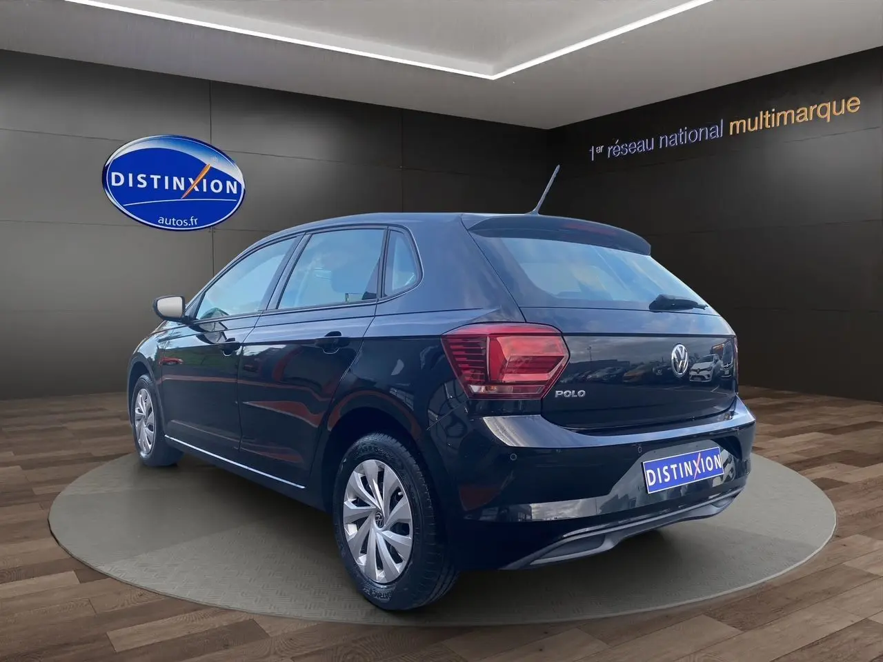 Volkswagen Polo noir intense vue 3/4 arrière droit, compacte 5 portes avec feux arrière LED et jantes alliage.