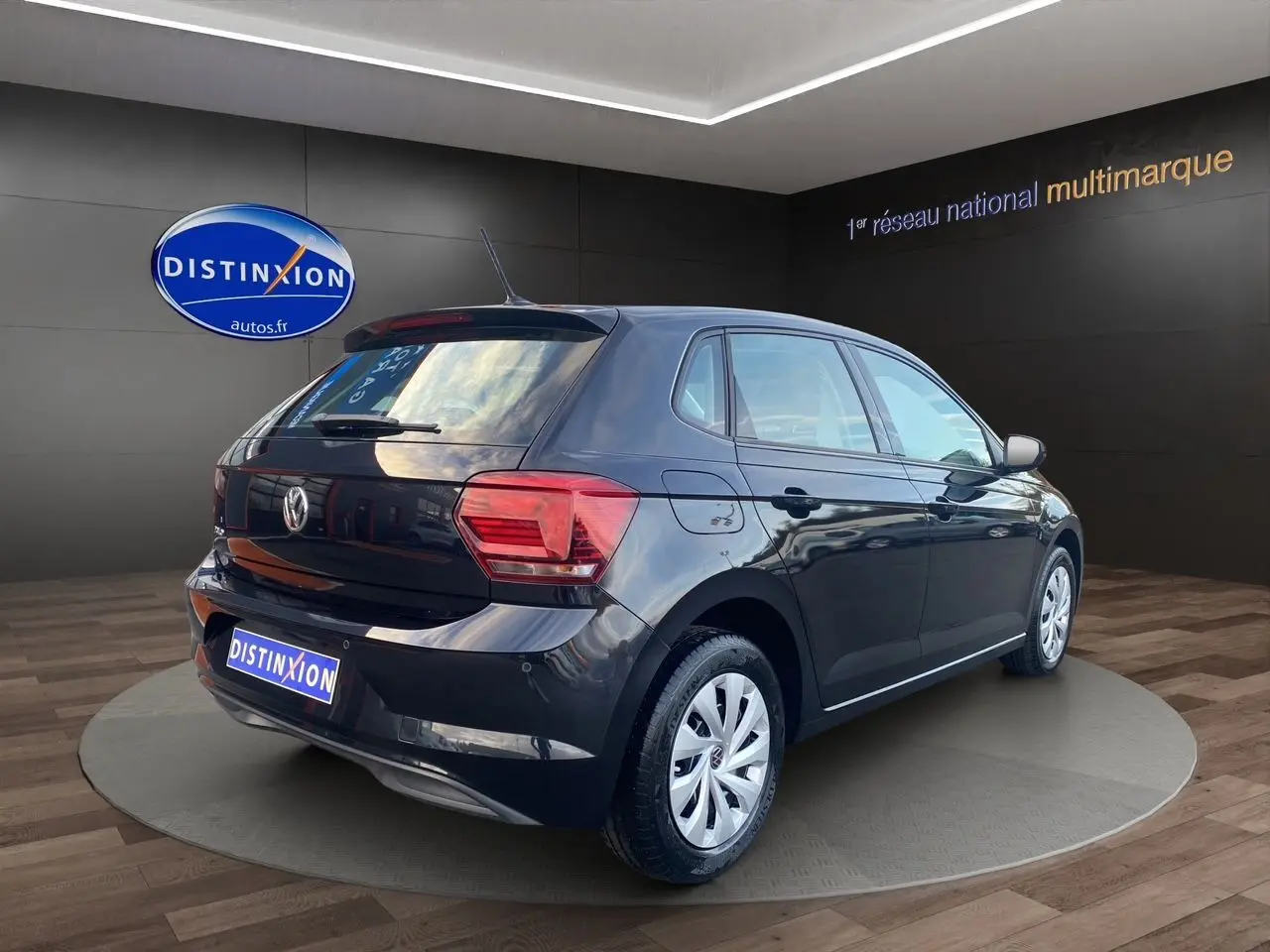 Volkswagen Polo noir intense vue 3/4 arrière droit, mettant en valeur ses feux arrière et sa silhouette compacte.